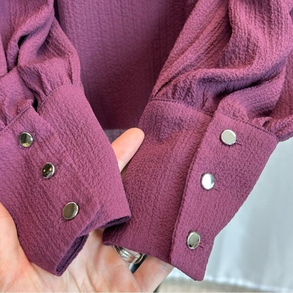 RW&CO Maroon Burgundy pleated Twisted-Mockneck peephole Blouse long sleeve Sz M - Picture 5 of 11